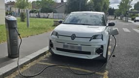 Voiture électrique : nous avons testé la carte de recharge Fulli à l’approche des vacances d’été
