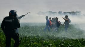 Heurts dans la campagne des Deux-Sèvres lors d'une manifestation de milliers d'opposants à un chantier de "mégabassine" pour l'irrigation agricole à Sainte-Soline, le 29 octobre 2022. (Photo d'illustration).