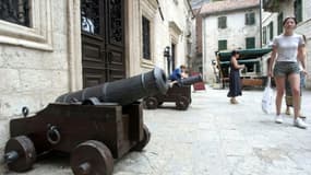 Des touristes dans la vieille ville de Kotor, au Monténégro, le 27 juillet 2004