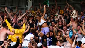 Raphinha fête le maintien avec les supporters de Leeds. 
