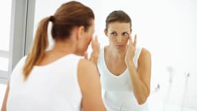 Le symptôme le plus évocateur du lupus érythémateux disséminé est une éruption cutanée au niveau du visage, apparaissant lors d’une poussée de la maladie. 