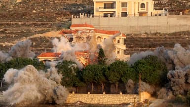 De la fumée s'élève du site d'une frappe aérienne israélienne qui a visé le village d'al-Mjadel, dans le sud du Liban, le 4 décembre 2025.