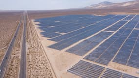 Des panneaux solaires dans le comté de Kern, près de Mojave en Californie, le 18 juin 2021