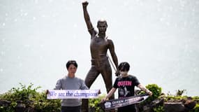 La statue coréenne de Freddie Mercury, entourée de Baek Soon-yeob (à gauche) et du président du fan club Queen Forever Kim Pan-jun (à droite)