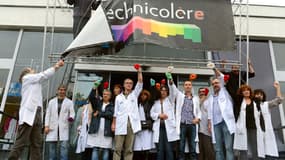 Les employés de Technicolor devant le site d'Angers qu'ils occupent