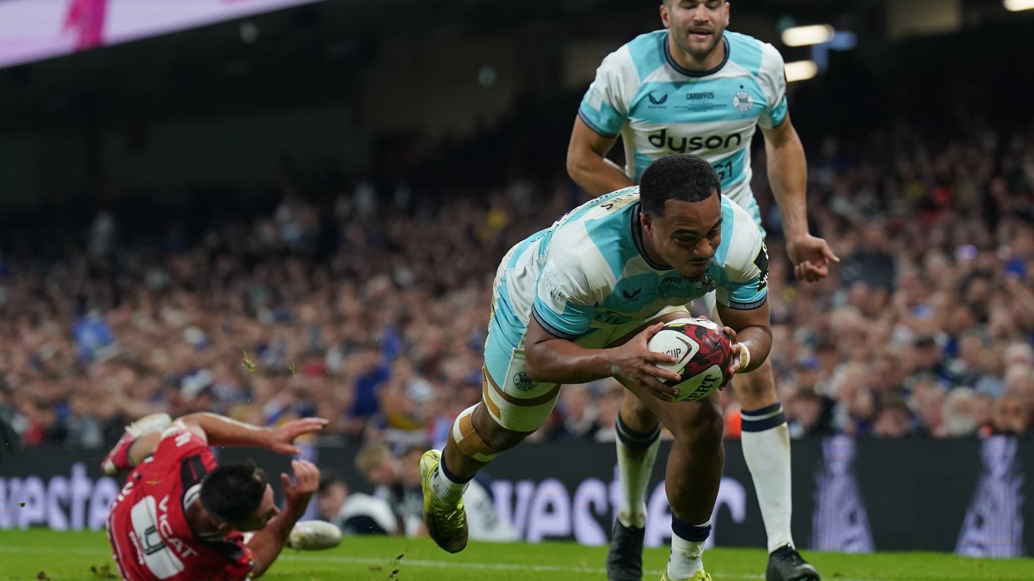 Max Ojomoh (Bath) marque face à Lyon en finale de Challenge Cup, le 23 mai 2025. Max Ojomoh (Bath) marque face à Lyon en finale de Challenge Cup, le 23 mai 2025.