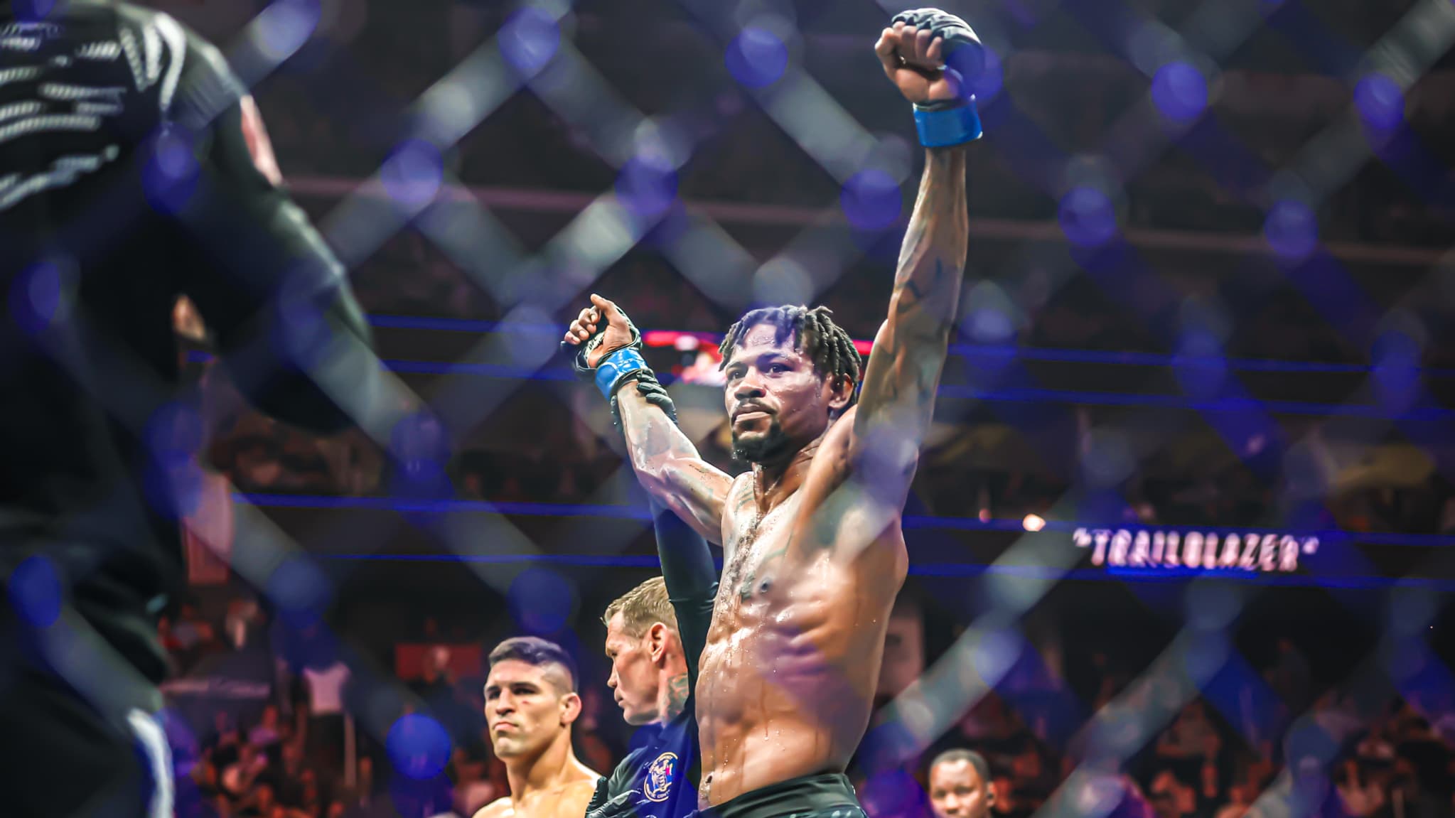 Kevin Holland célèbre sa victoire contre Vicente Luque, à l'UFC 316, en juin 2025. Kevin Holland célèbre sa victoire contre Vicente Luque, à l'UFC 316, en juin 2025.