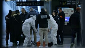 Des policiers gare de Lyon à Paris le 3 février 2024 après une attaque à l'arme blanche.