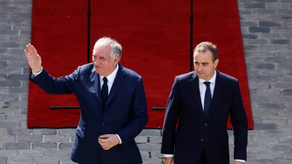 François Bayrou et Sébastien Lecornu le 10 septembre 2025 à l'Hôtel Matignon à Paris lors de la passation de pouvoir entre les deux hommes. (Illustration)