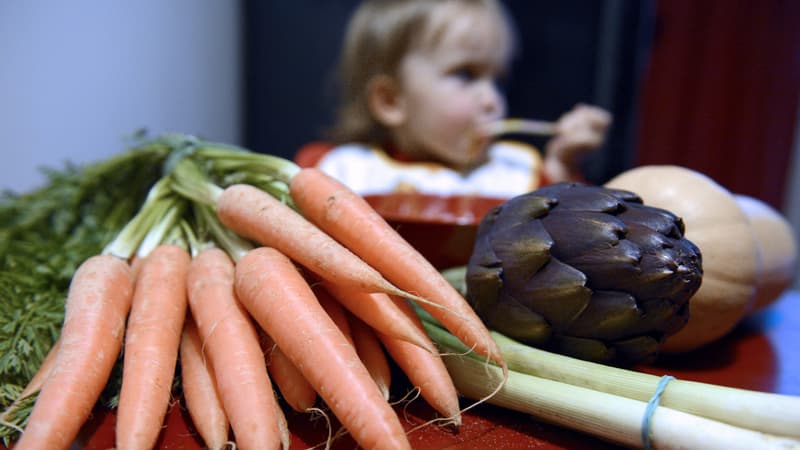 Un enfant mange des légumes à Lyon, le 24 janvier 2013.