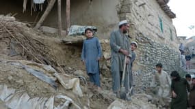 Des Pakistanais au milieu des ruines de leurs maisons détruites par le séisme, le 26 octobre 2015 à Bajaur