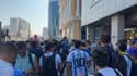 Les fans argentins devant l'hôtel de la Fédération