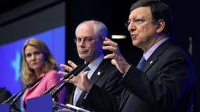 Helle Thorning-Schmidt, Premier ministre danois, dont le pays assure actuellement la présidence de l'UE, Herman Van Rompuy, président du Conseil européen et José Manuel Barroso, président de la Commission européenne. Les dirigeants de l'Union européenne o