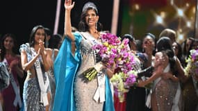 La nouvelle Miss Univers 2023, Sheynnis Palacios du Nicaragua, salue la foule après avoir remporté la 72e édition du concours Miss Univers, à San Salvador, le 18 novembre 2023.