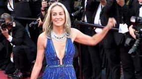 Sharon Stone monte les marches du Festival de Cannes pour aller assister à la présentation du film "Ma vie avec Liberace".