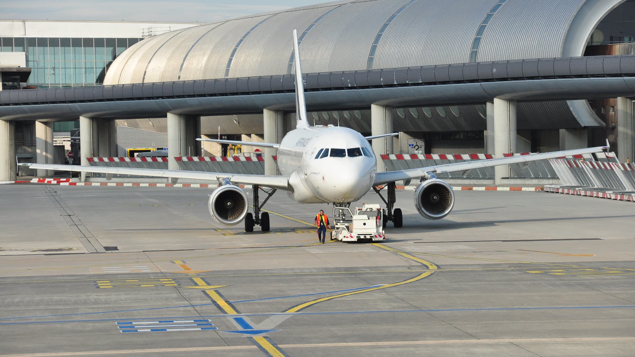 Un vol spécial à l'aéroport Roissy Charles-de-Gaulle pour ramener des Russes expulsés par la France - BFMTV