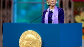 La dirigeante de l'opposition birmane Aung San Suu Kyi a reçu samedi à Oslo le prix Nobel de la paix qui lui avait été décerné en 1991, alors qu'elle était placée en résidence surveillée dans son pays. /Photo prise le 16 juin 2012/REUTERS/Daniel Sannum La