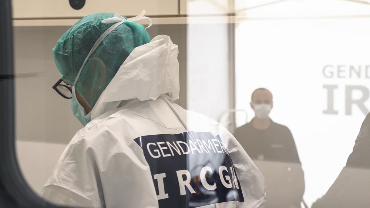 Un expert fait des analyses en milieu stérile dans le laboratoire de l'IRCGN (l'Institut de recherche criminelle de la gendarmerie nationale) le 12 octobre 2020.