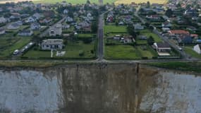 Des maisons menacées par l'érosion côtière à Criel-sur-Mer, en Seine-Maritime, le 23 juin 2022.