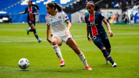 Delphine Cascarino devant Perle Morroni en Ligue des champions féminine, le 18 avril 2021