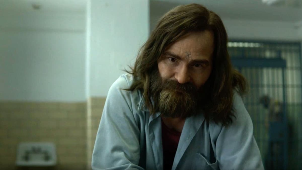 Damon Herriman joue Charles Manson dans Mindhunter Damon Herriman joue Charles Manson dans Mindhunter