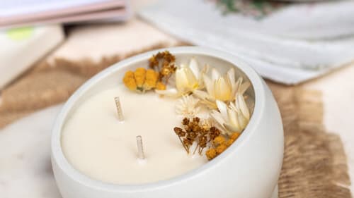 Bougie en béton blanc
