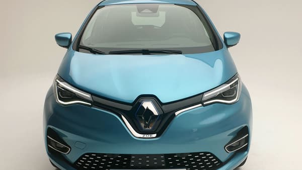 derrière le logo Renault, une nouvelle prise combo permet d'accéder à la recharge en courant continu (DC), jusqu'à 50 kW. De quoi récupérer jusqu'à 150 km en 30 minutes. 
