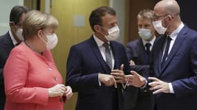 La chancelière allemande Angela Merkel, le président français Emmanuel Macron et le président du Conseil européen Charles Michel discutent avant le début du sommet européen extraordinaire sur le plan de relance économique, le 17 juillet 2020 à Bruxelles