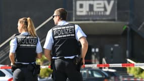 Des policiers devant la discothèque où une fusillade a éclaté à Constance, en Allemagne