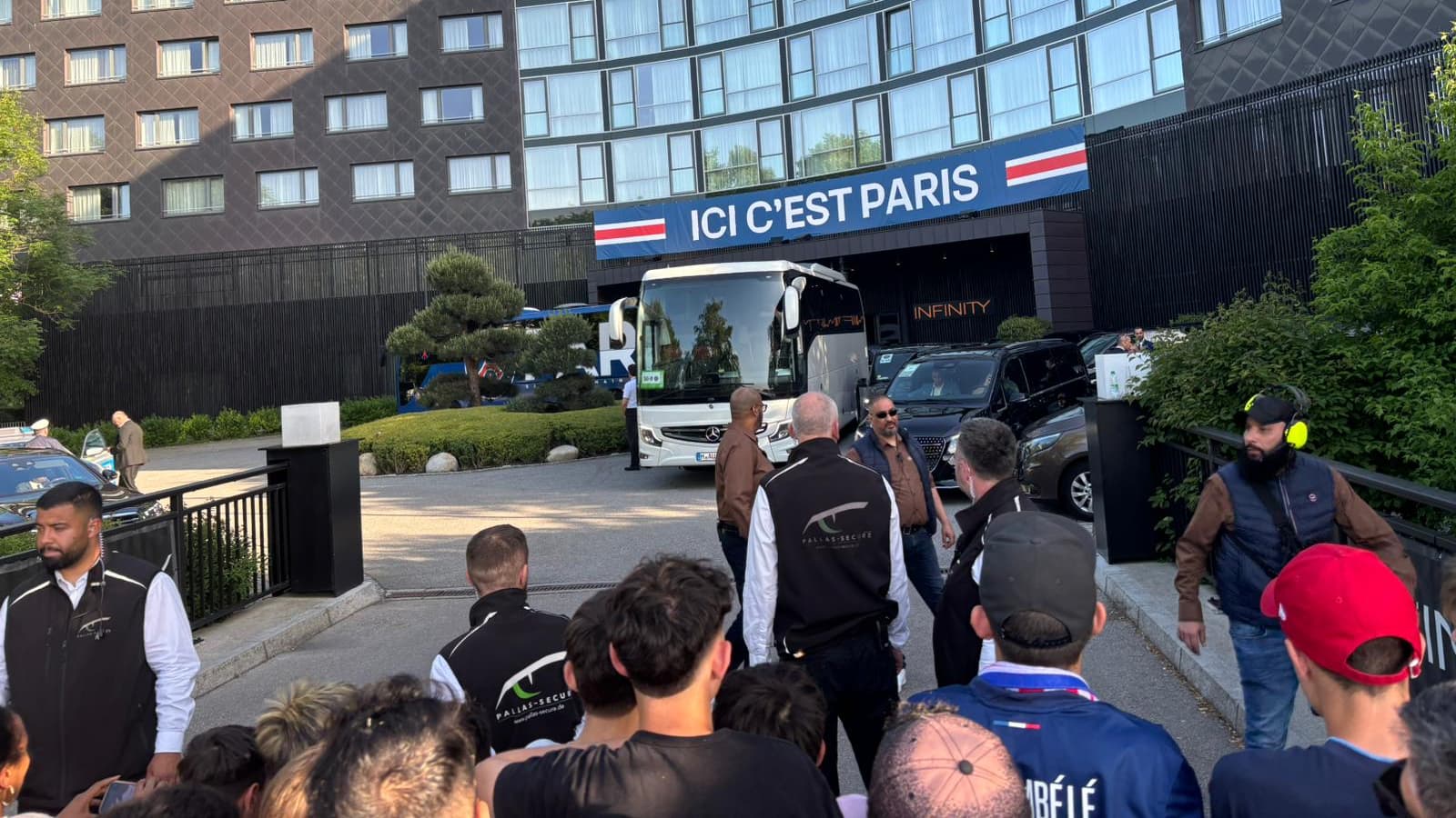 Le bus du PSG prêt à partir avant la finale de la Ligue des champions, 31 mai 2025