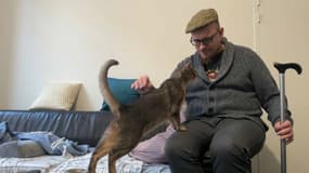 Romain et son chat dans son nouvel appartement