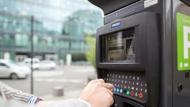 Une personne payant sa place de stationnement (photo d'illustration).