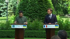 Le président ukrainien Volodymyr Zelensky et son homologue français Emmanuel Macron lors d'une conférence de presse à Kiev (Ukraine), le 16 juin 2022.