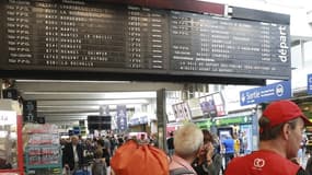 A la SNCF, les quatre syndicats représentatifs - la CGT-Cheminots, l'Unsa ferroviaire, SUD-Rail et la CFDT-Cheminots - ont  lancé un appel à un mouvement de grève illimité à partir du 5 décembre.