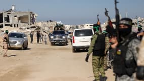 Des membres du Hamas et du Jihad islamique sécurisent une zone avant de remettre des otages israéliens à une équipe de la Croix-Rouge à Khan Younes, dans le sud de la bande de Gaza, le 15 février 2025 (image d'illustration)