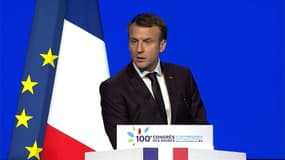 Emmanuel Macron face aux maires de France. 