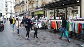 Badauds dans les rues de Paris, le 12 mai 2020