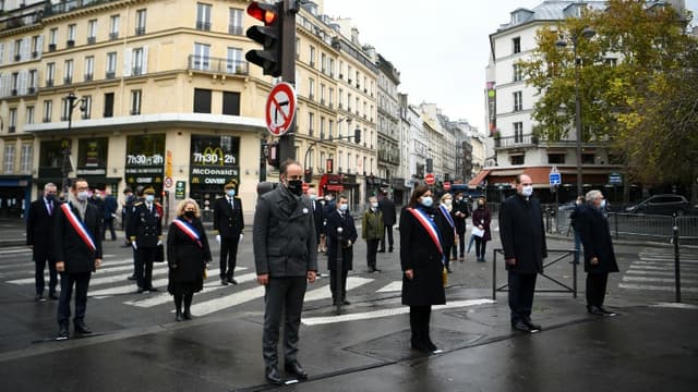 Hommage aux victimes des attentats du 13 novembre 2015, avec Anne Hidalgo et Jean Castex devant le café La bonne bière à Paris, 5 ans après