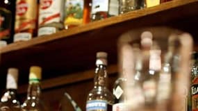 A Nantes, comme dans d'autres villes de France, des "Veilleurs de soirée" arpentent les abords des bars et discothèques les week-ends, pour tenter d'enrayer le phénomène du "binge drinking", des épisodes d'alcoolisation rapide. /Photo d'archives/REUTERS