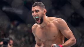 Le Français Farès Ziam célèbre sa victoire contre Matt Frevola à l'UFC Paris, le 28 septembre 2024