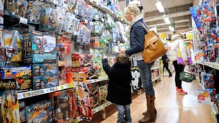 Une mère et son enfant dans un magasin de jouets (photo d'illustration)