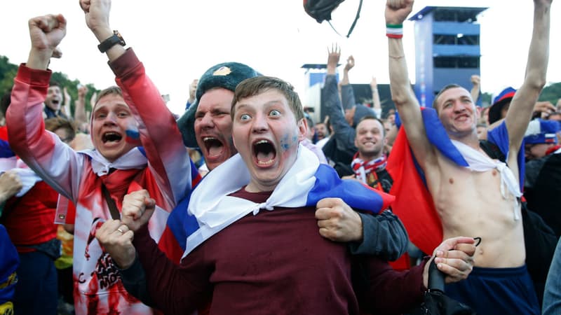 La joie des supporters russes après la victoire de la Russie face à l'Espagne, le 1er juillet 2018 à Moscou