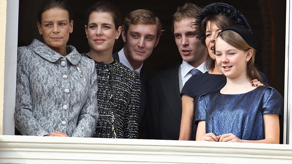 Stéphanie, sa soeur Caroline et ses quatre enfants: Charlotte, Pierre, Andrea et Alexandra. Stéphanie, sa soeur Caroline et ses quatre enfants: Charlotte, Pierre, Andrea et Alexandra.