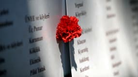 Un oeillet placé sur une liste de noms de victimes des massacres d'Arméniens, lors des commémorations du 24 avril 2013, à Istanbul