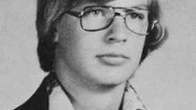Jeffrey Dahmer portant ses lunettes 