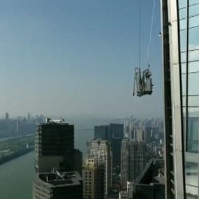 En Chine, des laveurs de vitres bloqués au 57e étage pendant 3h