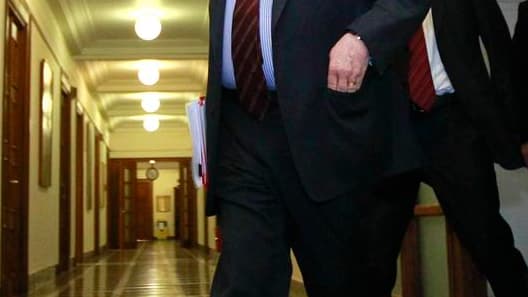 Le Premier ministre grec Lucas Papademos à son arrivée au Parlement à Athènes. La Grèce a enregistré une très forte participation des créanciers privés à son projet de restructuration de sa dette par échange de titres, le niveau de réponses dépassant même