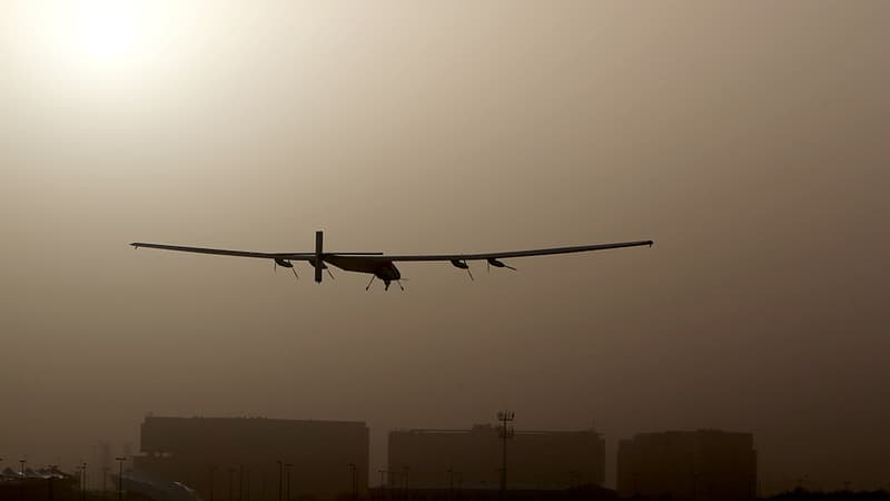 L'avion Solar Impulse est parti pour un tour du monde lundi matin d'Abou Dhabi.