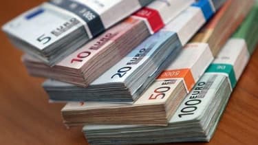 Les échanges en liquide favorisent le developpement de l'économie souterraine. En France, elle représente environ 9,9% du PIB national.