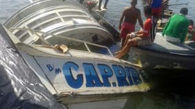 Des secouristes près d'un bateau qui a fait naufrage sur le Rio Xingu, un affluent de l'Amazone, près du village de Porto de Moz, dans le nord de Brésil, le 23 août 2017